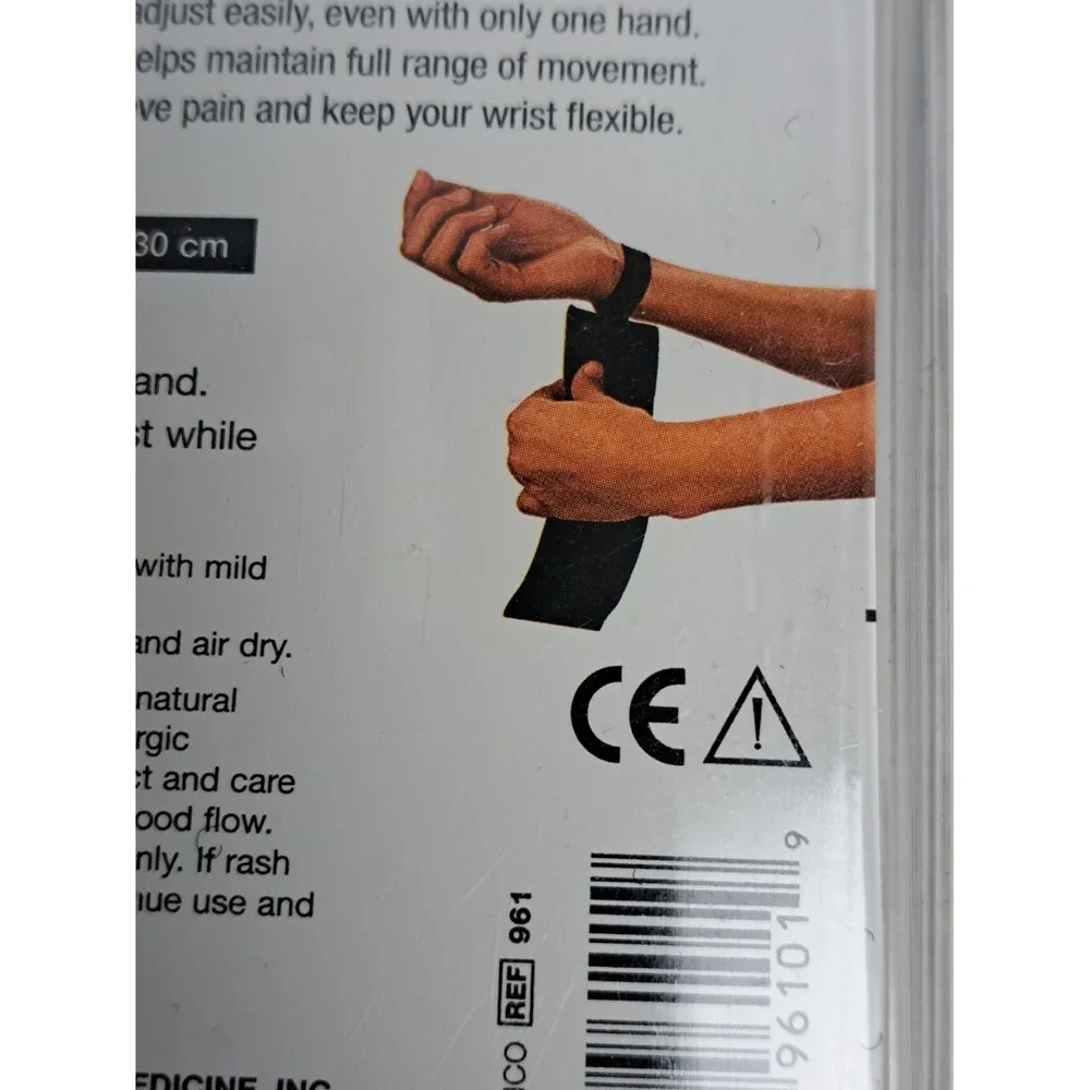 Mueller Sport Care Elastic Wrist Support with Loop One Size Black